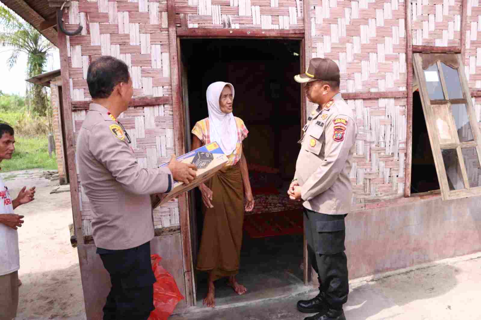 Kapolres Sergai Bantu Warga Kurang Mampu Desa Tebing Tinggi Kapolres Sergai Bantu Warga Kurang Mampu Desa Tebing Tinggi