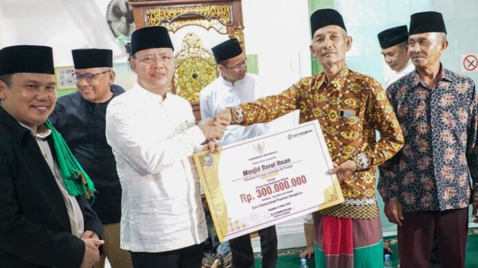 Lagi, Gubernur Bengkulu Serahkan Bantuan Pembangunan Rumah Ibadah di Kabupaten Seluma Lagi, Gubernur Bengkulu Serahkan Bantuan Pembangunan Rumah Ibadah di Kabupaten Seluma
