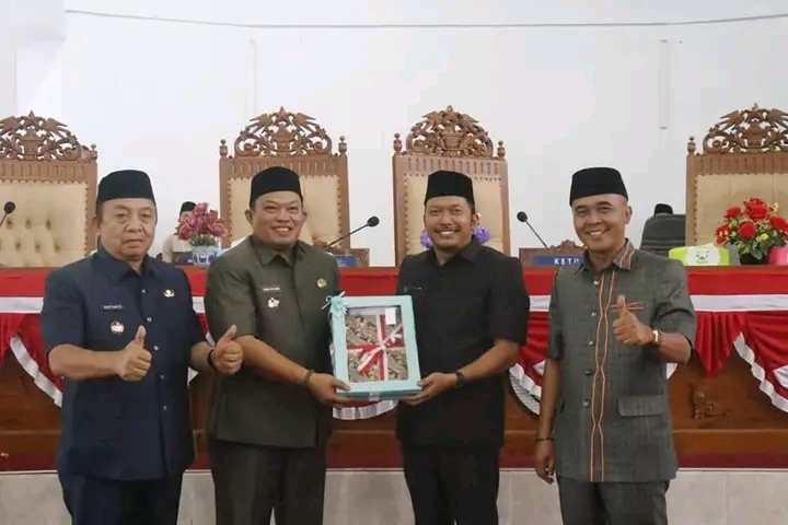 Rapat Paripurna Penyampaian LKPJ Bupati Seluma Tahun Anggaran 2022 Rapat Paripurna Penyampaian LKPJ Bupati Seluma Tahun Anggaran 2022