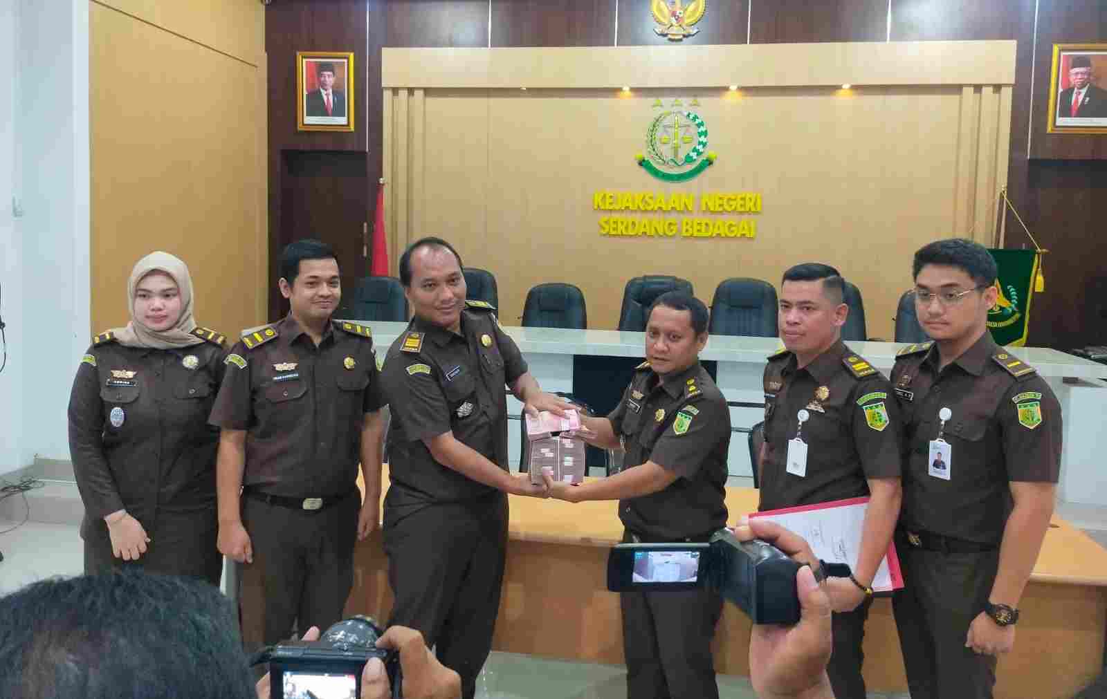 Kajari Berhasil Kembalikan Kerugian Negara Rp 287 Juta, Dana Hibah Pilkada KPUD Sergai Kajari Berhasil Kembalikan Kerugian Negara Rp 287 Juta, Dana Hibah Pilkada KPUD Sergai