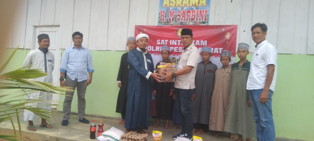 Dua Pondok Pesantren Terima Sembako dari Polres Pesisir Barat Dua Pondok Pesantren Terima Sembako dari Polres Pesisir Barat