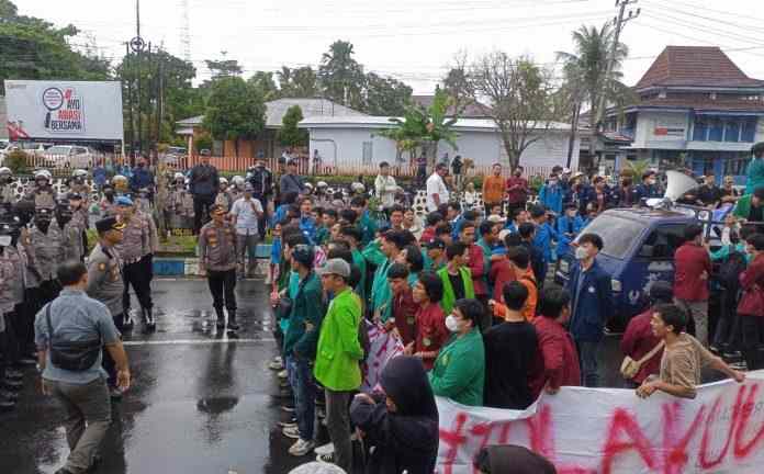 Demo Tolak UU Cipta Kerja, Seluruh Anggota DPRD Provinsi Bengkulu Dinas Luar Kota Demo Tolak UU Cipta Kerja, Seluruh Anggota DPRD Provinsi Bengkulu Dinas Luar Kota