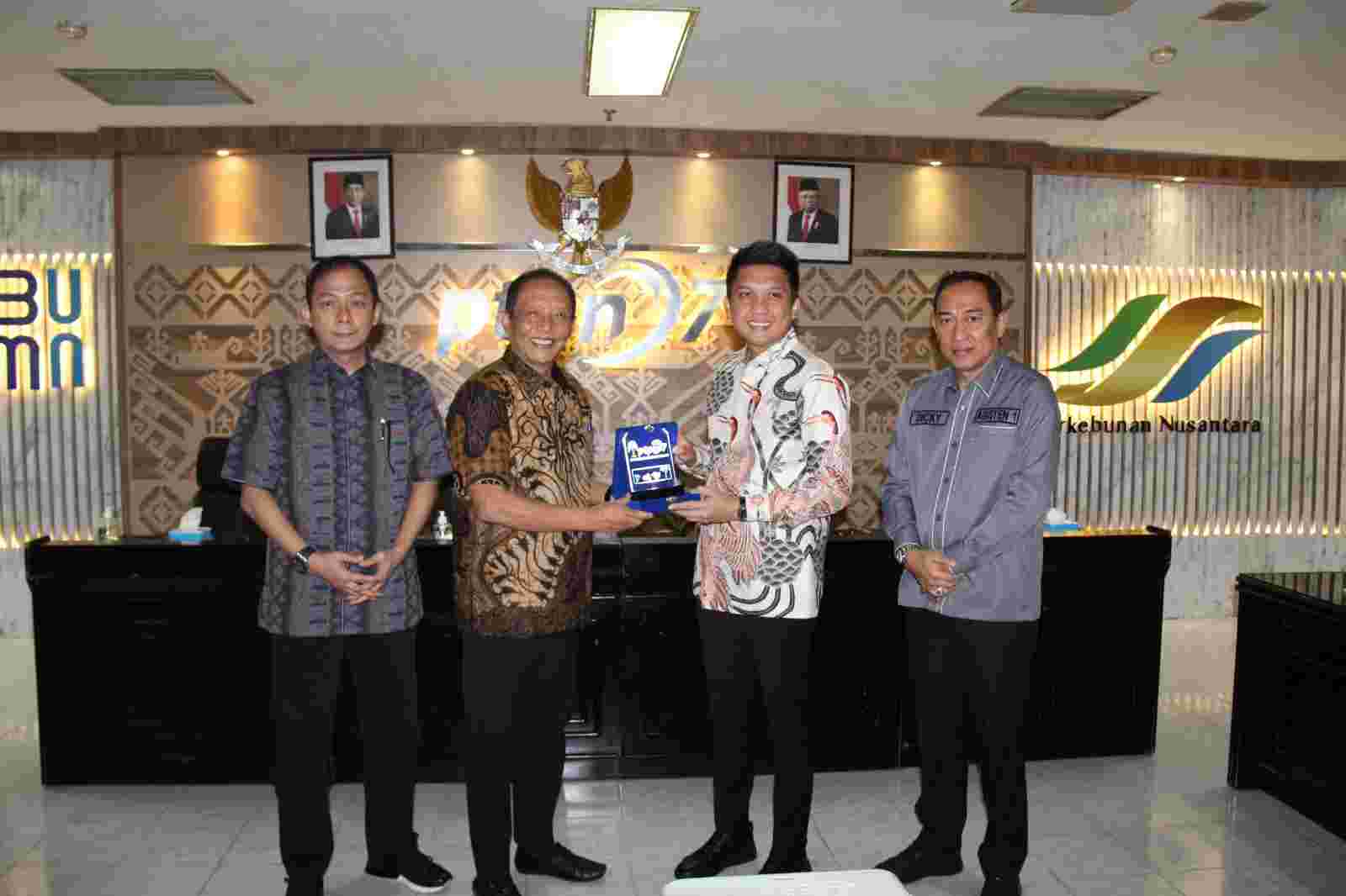 Bupati Apresiasi PTPN VII yang Siap Membantu Proses Sertifikasi Perkantoran Pemkab OI Bupati Apresiasi PTPN VII yang Siap Membantu Proses Sertifikasi Perkantoran Pemkab OI