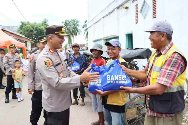 Wujud Kepedulian Polri, Kapolres Pesawaran Berikan Bantuan Sembako kepada Abang Becak Wujud Kepedulian Polri, Kapolres Pesawaran Berikan Bantuan Sembako kepada Abang Becak