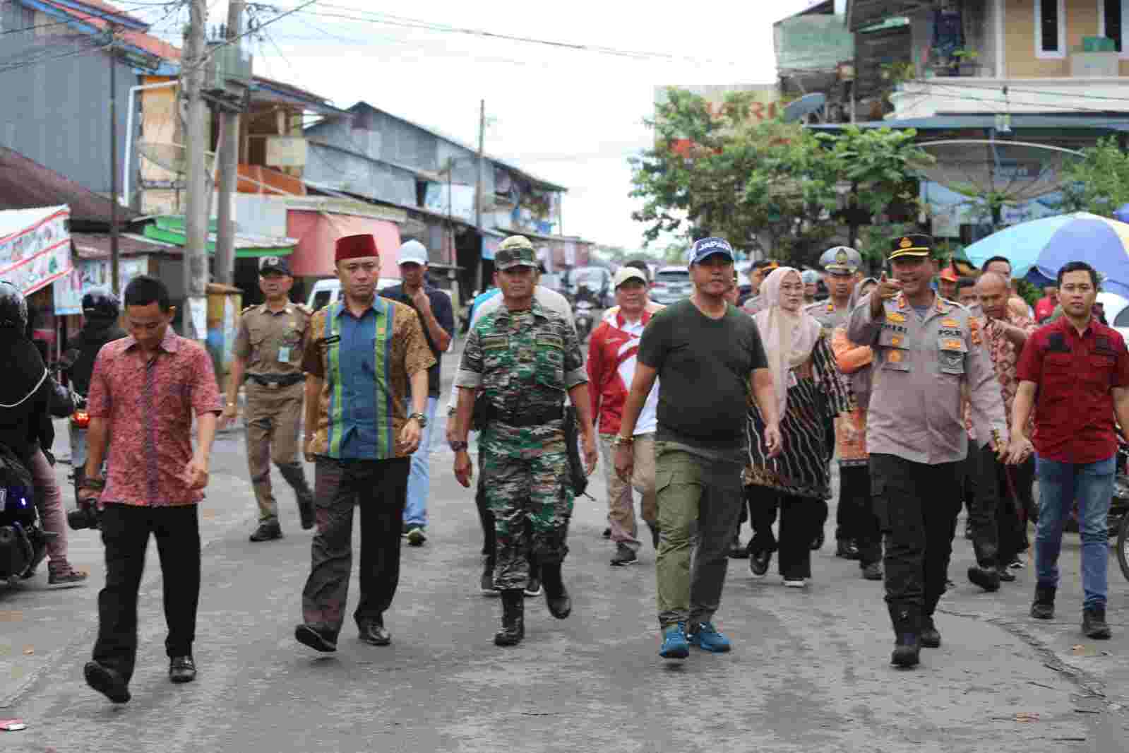 Pj. Bupati Lambar Bersama Kapolres Melakukan Sidak di Pasar Liwa Pj. Bupati Lambar Bersama Kapolres Melakukan Sidak di Pasar Liwa