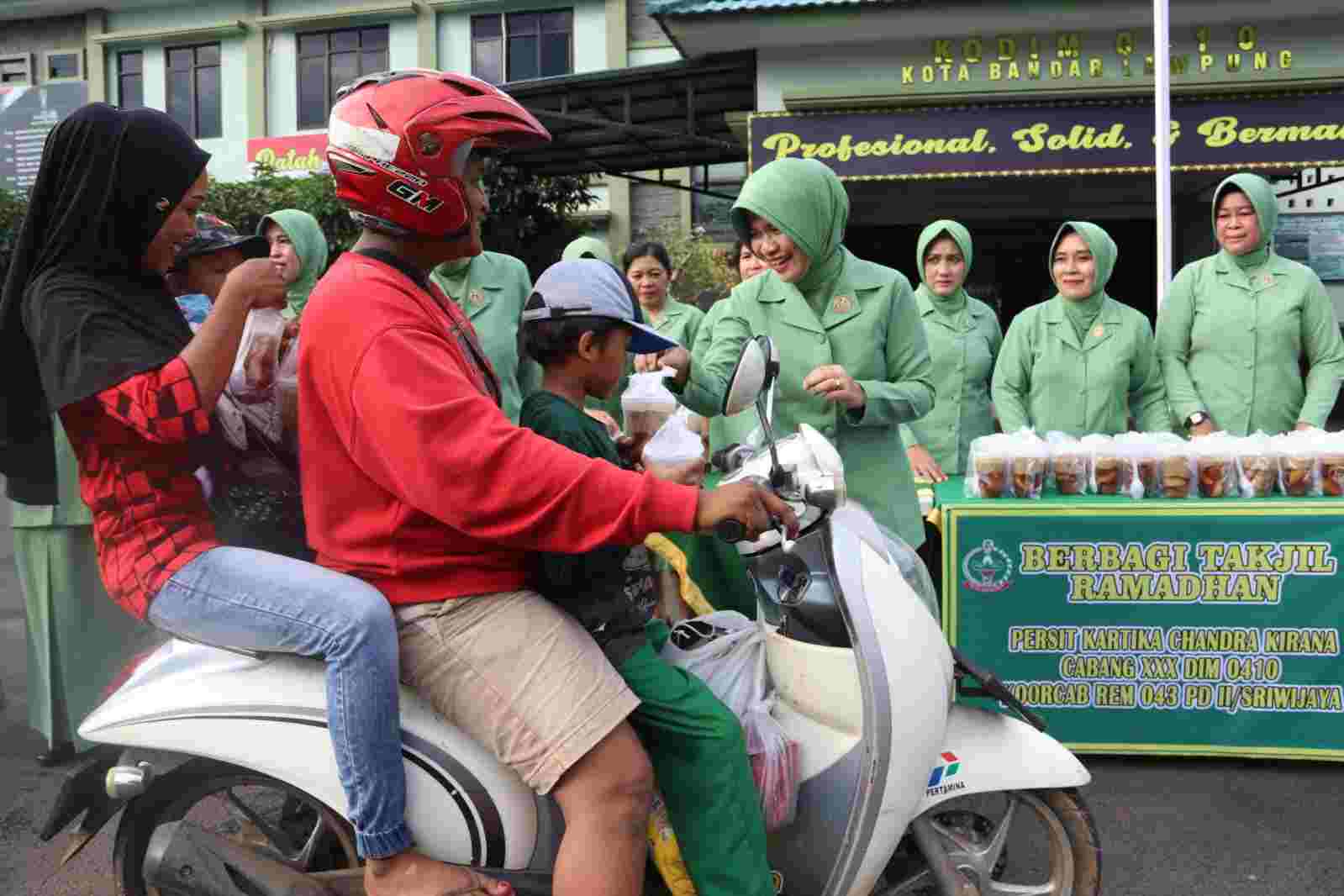 Wujud Kepedulian Persit KCK Cabang XXX Dim 0410/KBL Berbagi Takjil di Bulan Ramadhan Wujud Kepedulian Persit KCK Cabang XXX Dim 0410/KBL Berbagi Takjil di Bulan Ramadhan