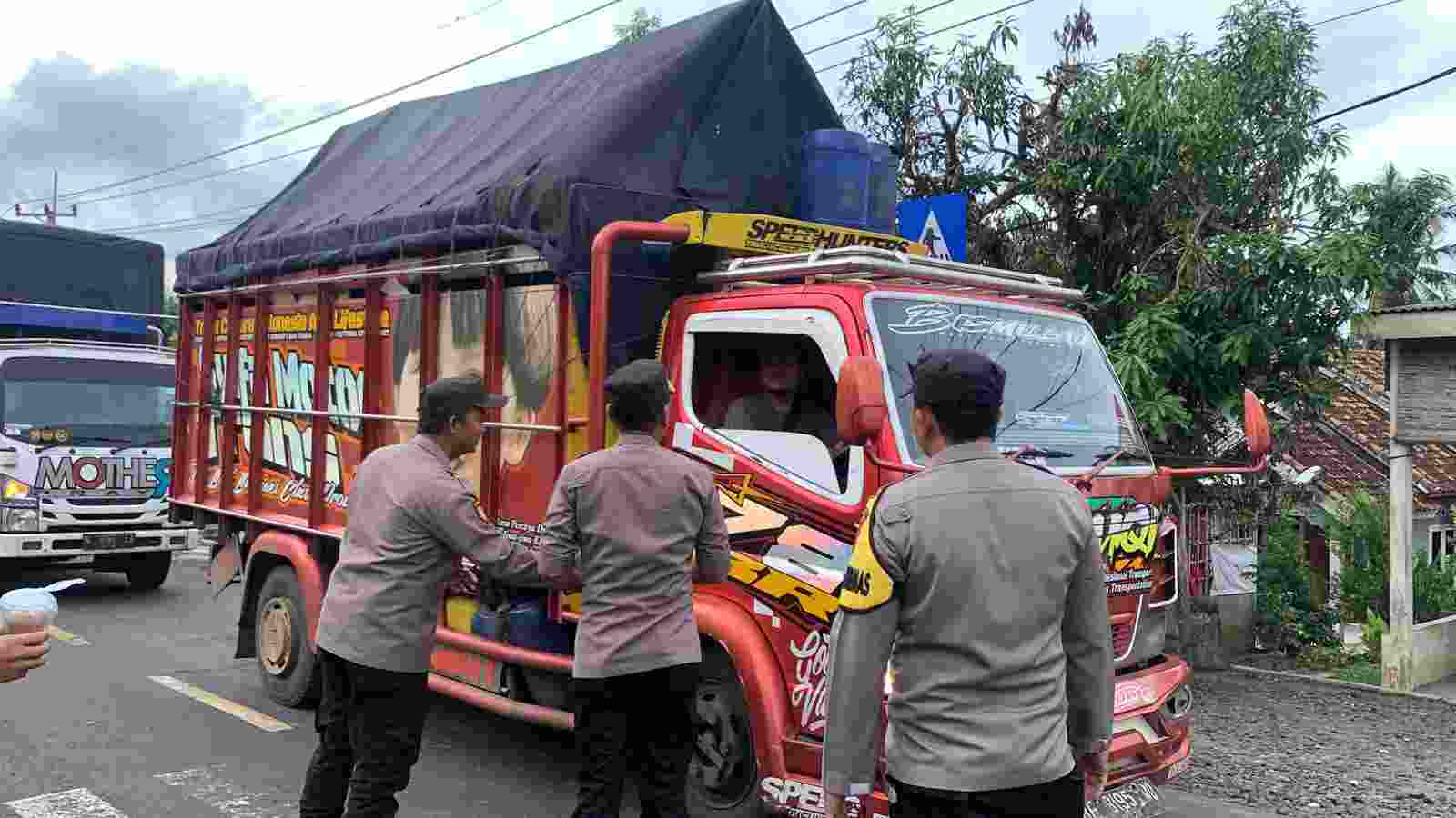 Polsek Blambangan Bagikan Takjil Gratis di Jalan Raya Polsek Blambangan Bagikan Takjil Gratis di Jalan Raya