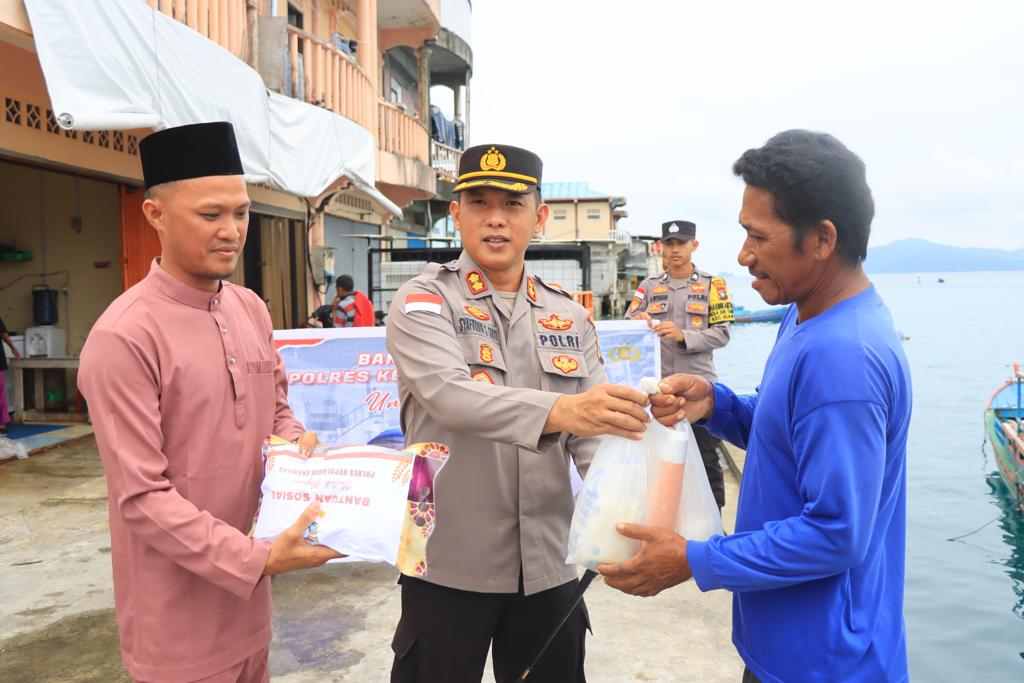 Polres Kepulauan Anambas Salurkan Bansos Kepada Masyarakat Kurang Mampu Polres Kepulauan Anambas Salurkan Bansos Kepada Masyarakat Kurang Mampu