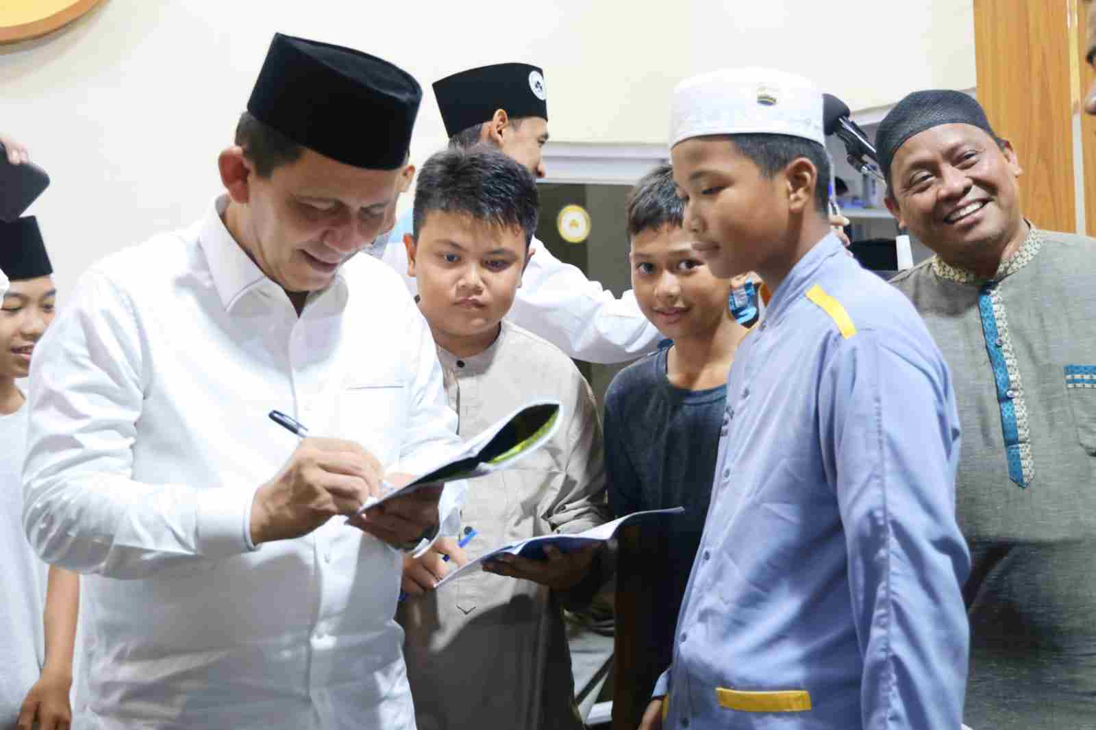 Gubernur Ansar Puji Keramahan Jamaah Masjid Baitul Ummah Disela Safari Ramadhan Gubernur Ansar Puji Keramahan Jamaah Masjid Baitul Ummah Disela Safari Ramadhan