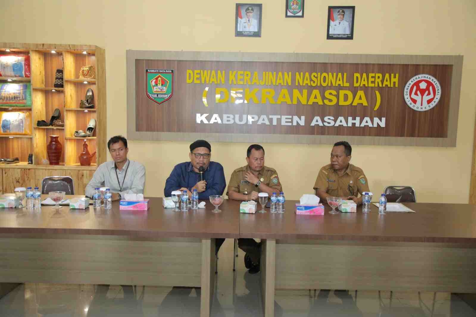 Pemkab Asahan Serahkan Buku Tabungan Dana Pinjaman Bergulir Kepada Pelaku Usaha Mikro dan Koperasi Pemkab Asahan Serahkan Buku Tabungan Dana Pinjaman Bergulir Kepada Pelaku Usaha Mikro dan Koperasi