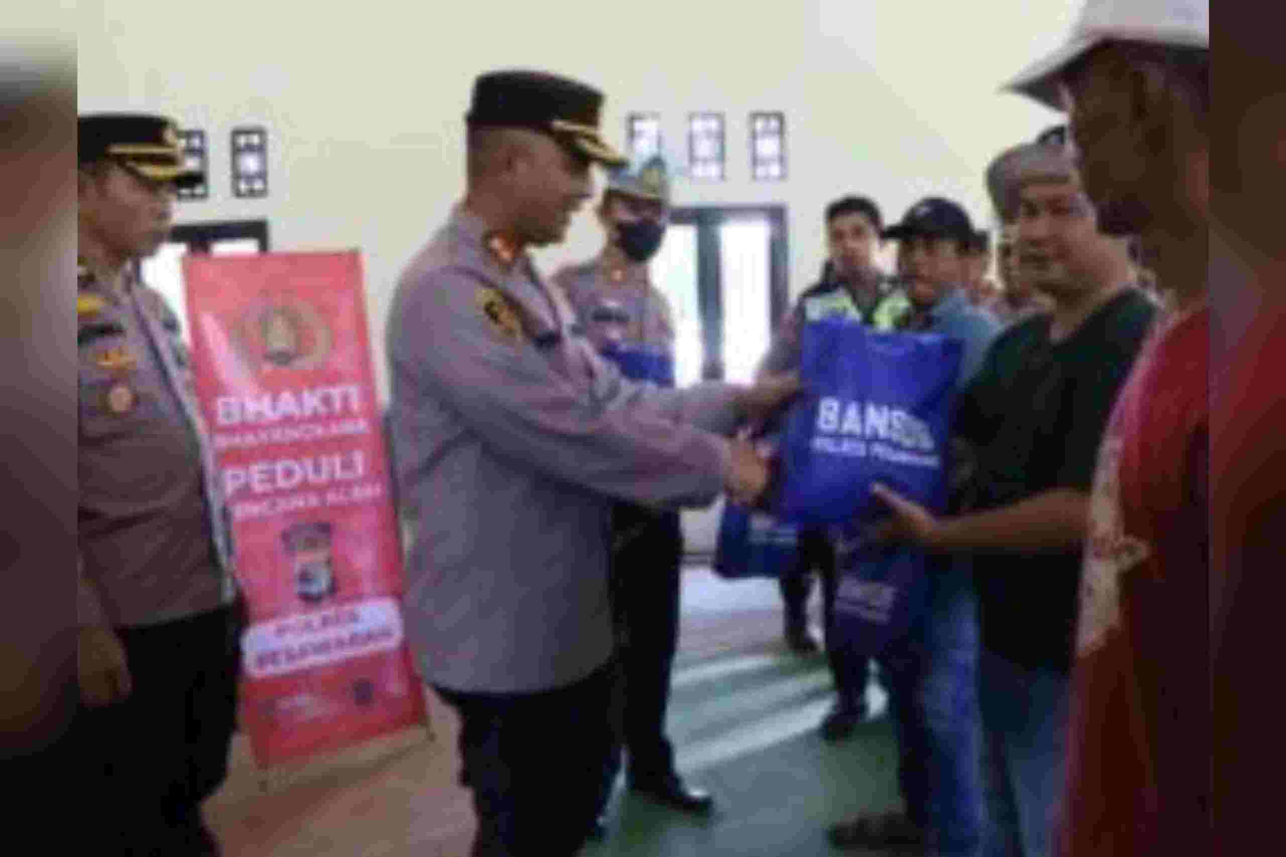 Polres Pesawaran Berikan Bantuan Sembako untuk Warga Yang Terdampak Banjir Polres Pesawaran Berikan Bantuan Sembako untuk Warga Yang Terdampak Banjir
