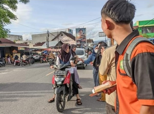 Mahasiswa STEBI Lampung Barat Bagikan Ratusan Takjil Mahasiswa STEBI Lampung Barat Bagikan Ratusan Takjil