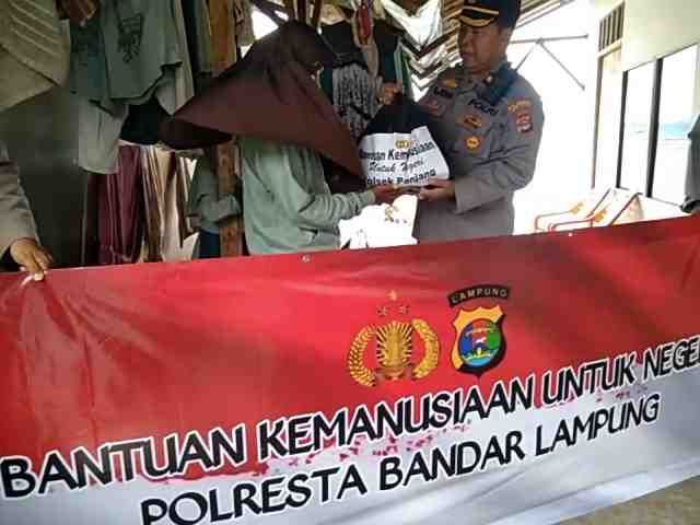 Polsek Panjang Bagikan Paket Sembako Kepada Warga Pesisir Pantai Polsek Panjang Bagikan Paket Sembako Kepada Warga Pesisir Pantai