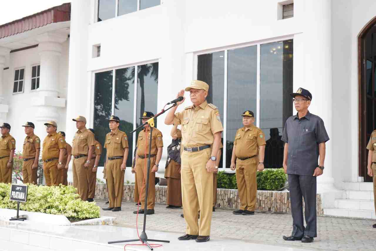 Bupati Surya Pimpin Apel Gabungan Bupati Surya Pimpin Apel Gabungan