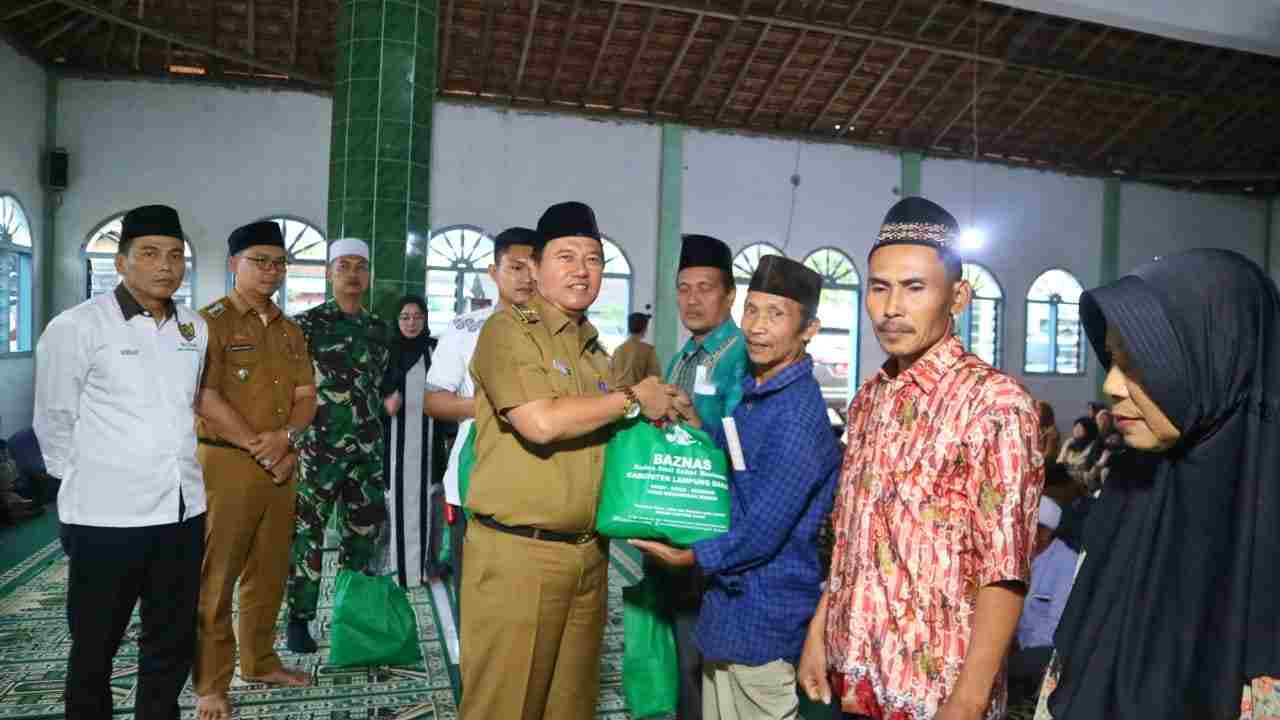Pj. Bupati Lambar Drs. Nukman Memberikan Santunan Kepada 50 Santri Kurang Mampu Pj. Bupati Lambar Drs. Nukman Memberikan Santunan Kepada 50 Santri Kurang Mampu