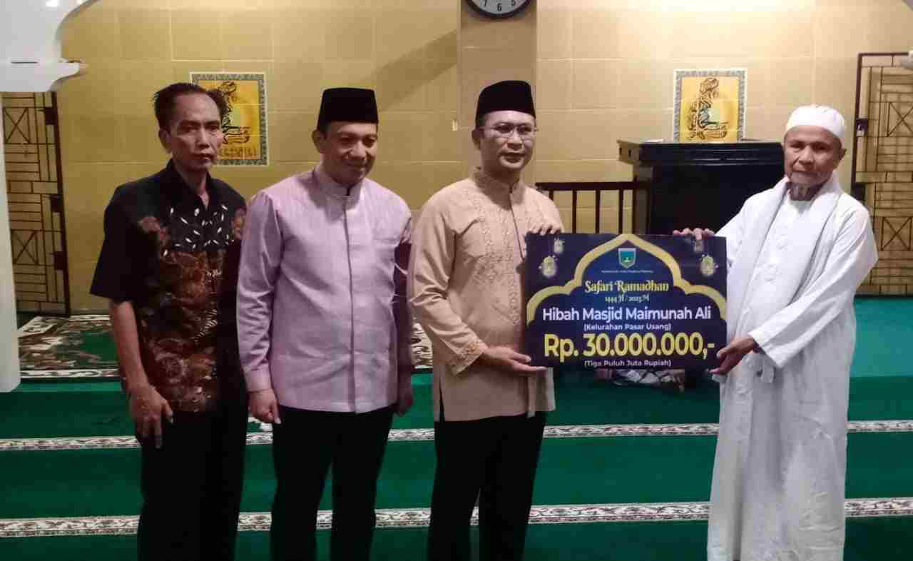 Pengurus Mesjid Maimunah Ali Terima Bantuan dari TSR V Pemko Padang Panjang Pengurus Mesjid Maimunah Ali Terima Bantuan dari TSR V Pemko Padang Panjang