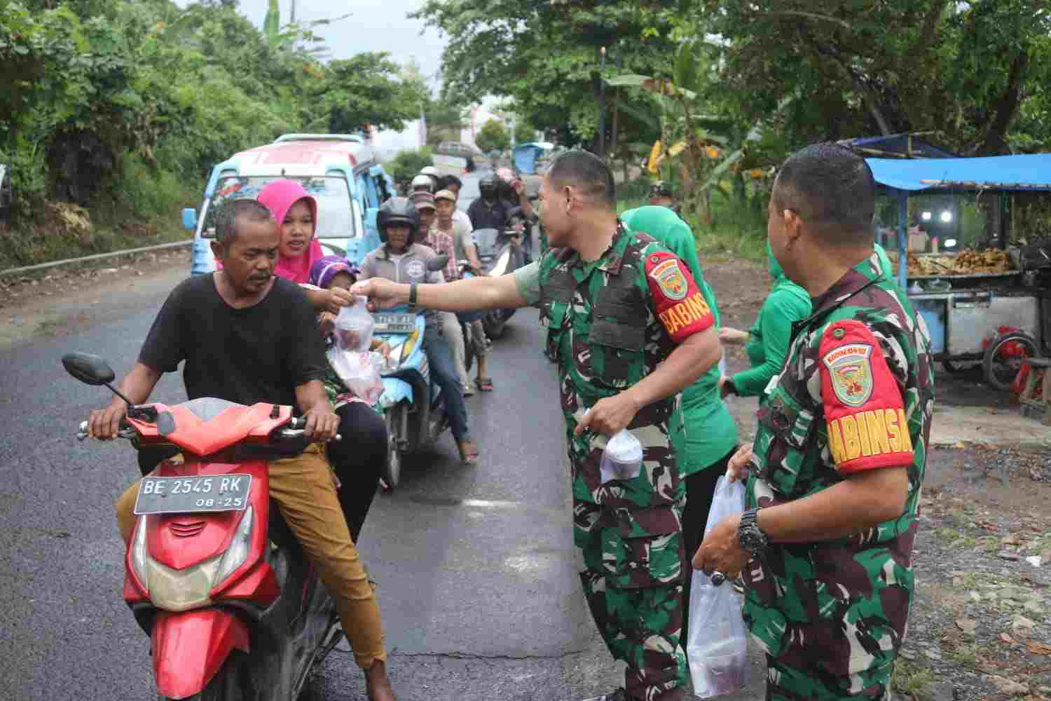 Berkah Ramadhan, Koramil 410-03/TBU Berbagi Takjil Untuk Masyarakat Berkah Ramadhan, Koramil 410-03/TBU Berbagi Takjil Untuk Masyarakat