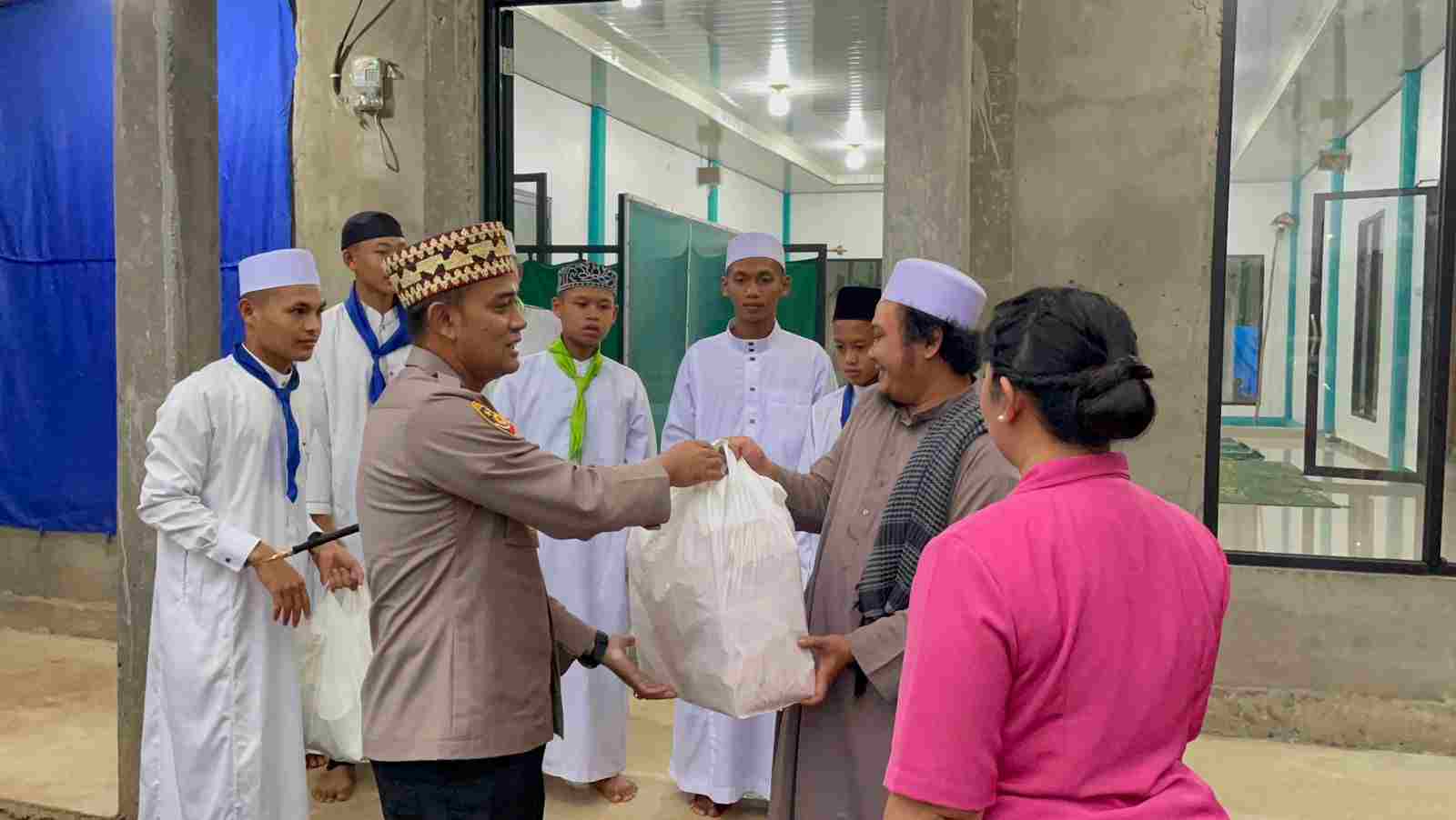 Bulan Ramadhan 1444 H, Kapolres Way Kanan Bagikan Takjil di Ponpes Tahfidzul Qur’an Al Amin Bulan Ramadhan 1444 H, Kapolres Way Kanan Bagikan Takjil di Ponpes Tahfidzul Qur’an Al Amin