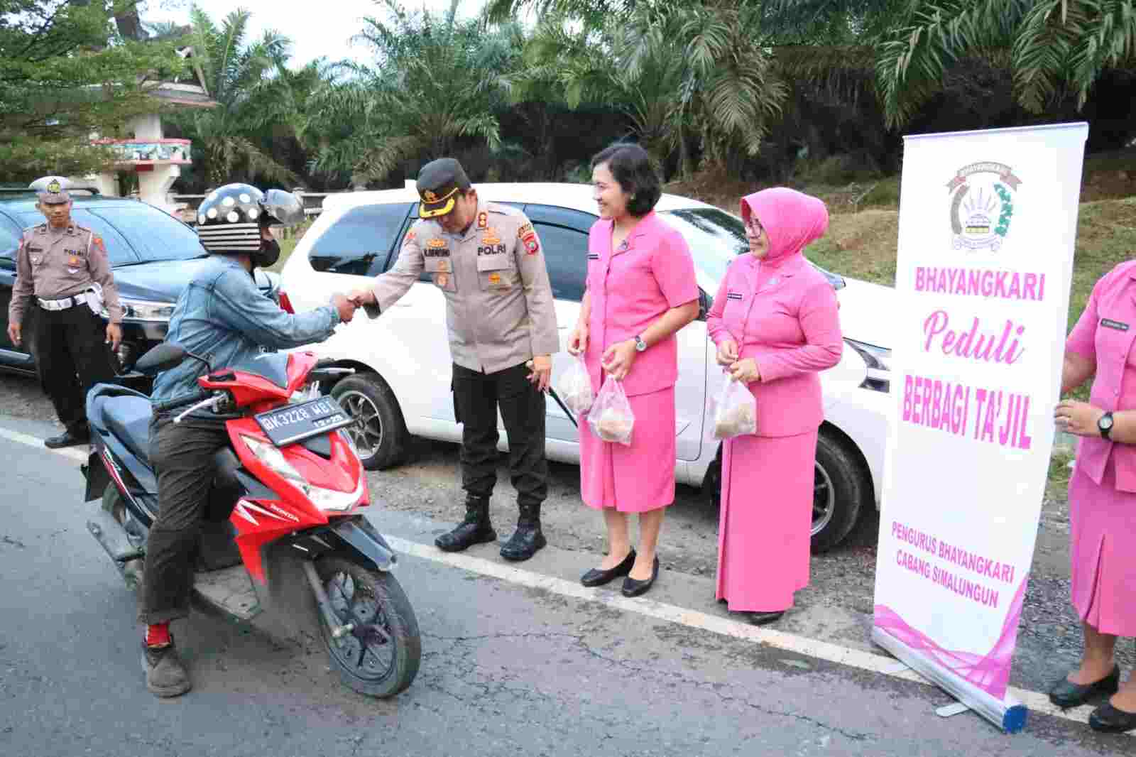 Polri Peduli, Kapolres Bersama Ketua Bhayangkari Simalungun Bagi-bagi Takjil Pada Pengendara Polri Peduli, Kapolres Bersama Ketua Bhayangkari Simalungun Bagi-bagi Takjil Pada Pengendara