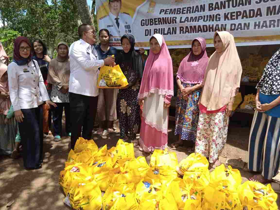 Gubernur Arinal Salurkan Bansos 100 Paket Sembako Kepada Masyarakat Tidak Mampu Gubernur Arinal Salurkan Bansos 100 Paket Sembako Kepada Masyarakat Tidak Mampu