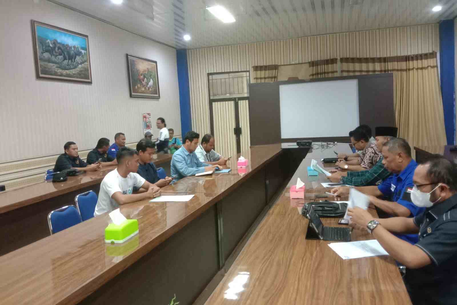 Hearing Komisi III DPRD Mesuji Menyepakati untuk menghentikan OPAL Hearing Komisi III DPRD Mesuji Menyepakati untuk menghentikan OPAL