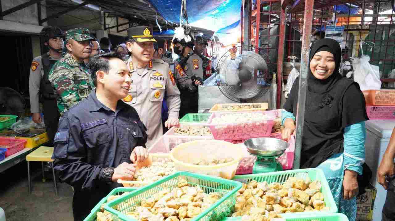 Pemkot Bengkulu Pantau Gereja dan Harga Bahan Pokok Pemkot Bengkulu Pantau Gereja dan Harga Bahan Pokok