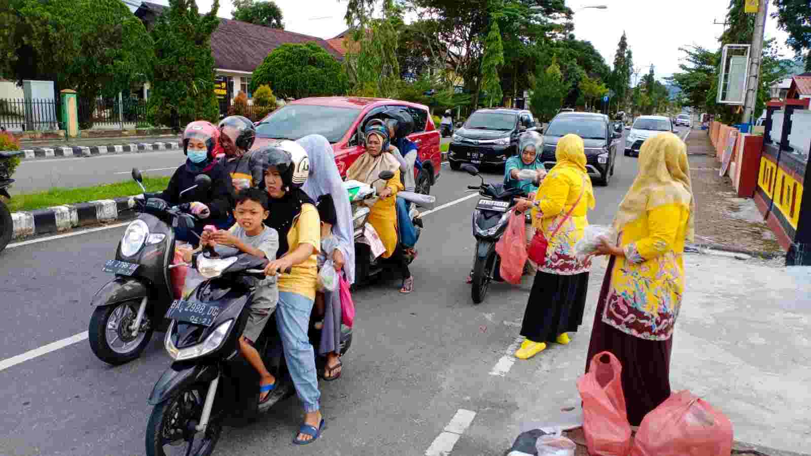 Anggota DPRD Pasaman Eka Hariani Sandra Bersama Golkar Bagi Takjil Anggota DPRD Pasaman Eka Hariani Sandra Bersama Golkar Bagi Takjil