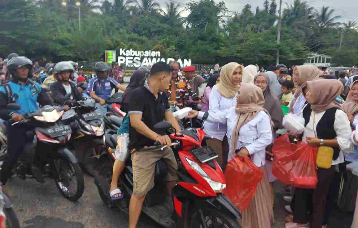 Jalankan Instruksi Pak Prabowo, Kader PC-PIRA Pesawaran Bagikan 500 Nasi Kotak & Takjil Jalankan Instruksi Pak Prabowo, Kader PC-PIRA Pesawaran Bagikan 500 Nasi Kotak & Takjil