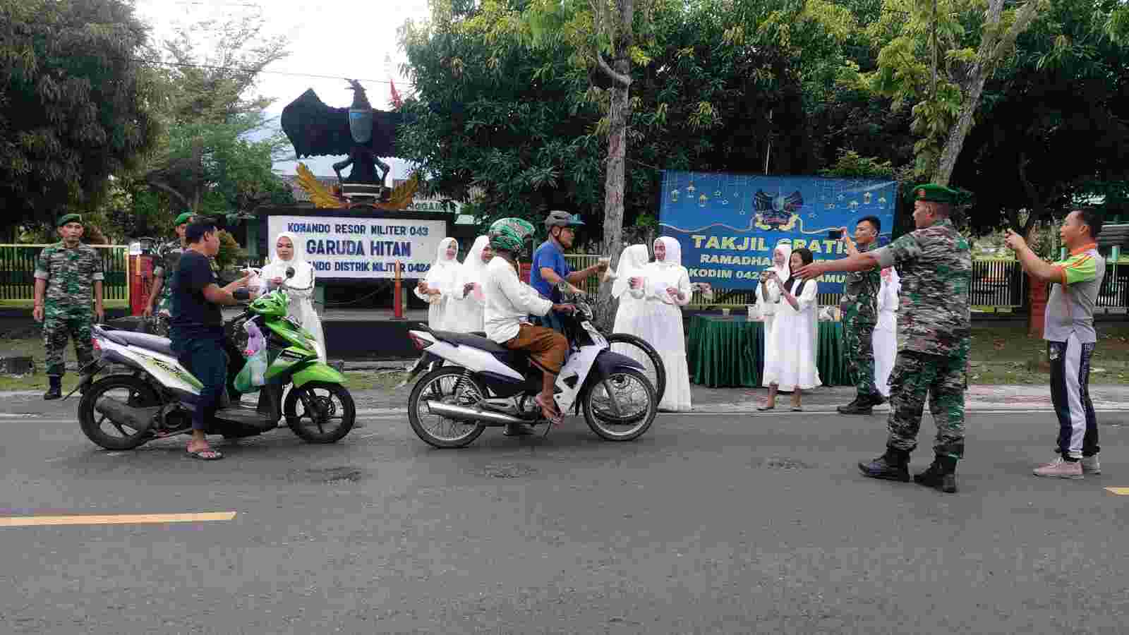 Kegiatan Ramadhan KODIM 0424/Tanggamus, Bagikan Tajil Kepada Masyarakat Kegiatan Ramadhan KODIM 0424/Tanggamus, Bagikan Tajil Kepada Masyarakat