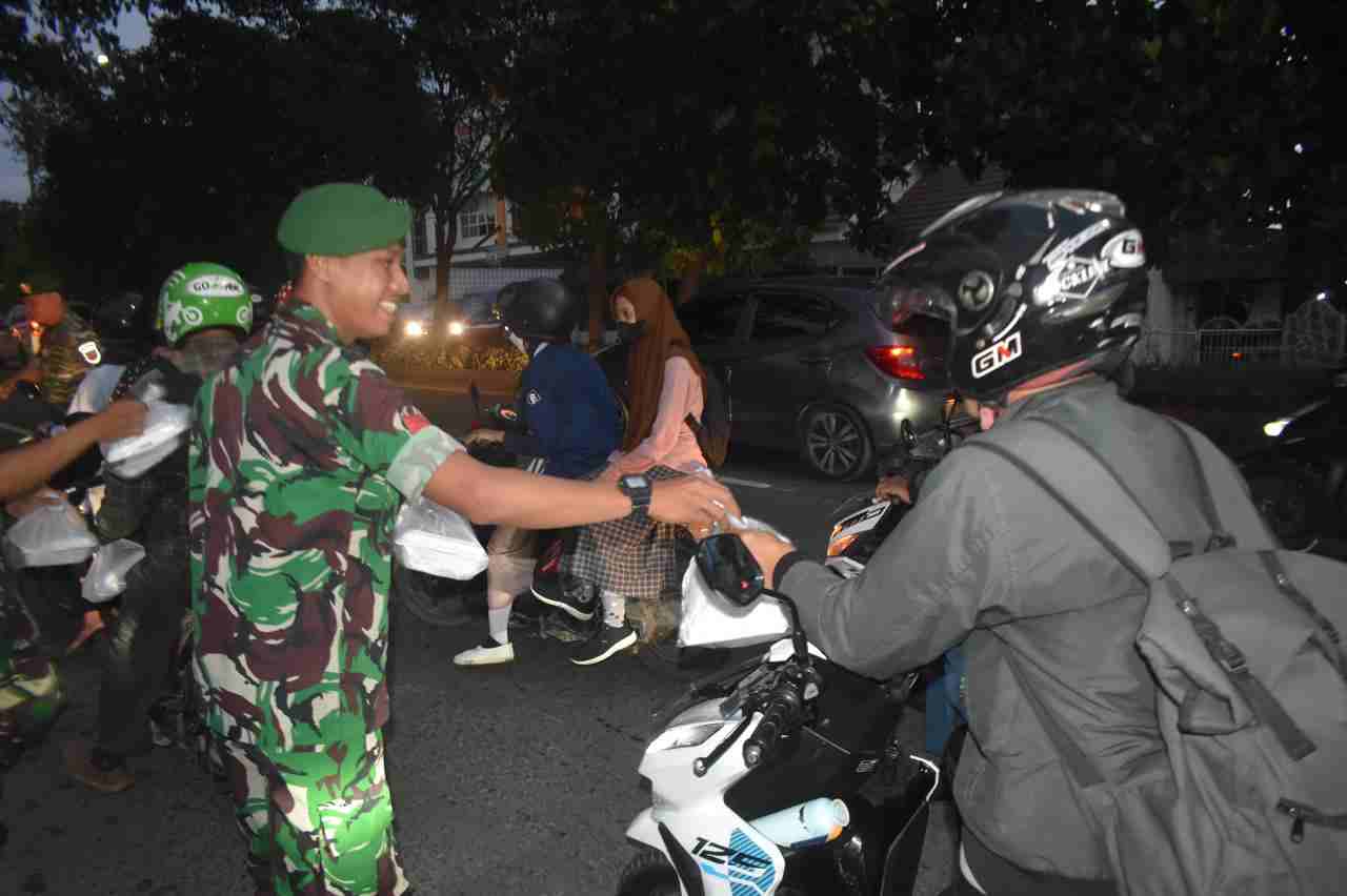 Nantikan Berbuka Puasa Korem 043/Gatam Bagikan Paket Takjil Gratis Nantikan Berbuka Puasa Korem 043/Gatam Bagikan Paket Takjil Gratis