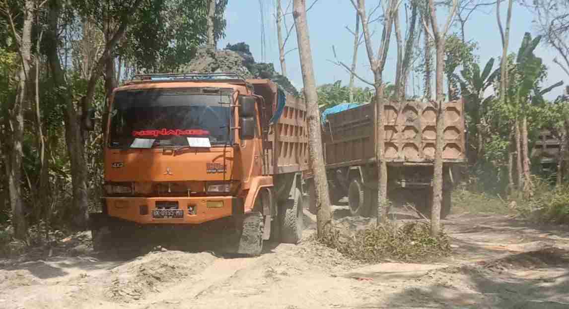 Kedatangan Kapolsek Beserta Kanit Tidak Ngaruh, Galian C di Wilkumnya Tetap Bebas Beroperasi Kedatangan Kapolsek Beserta Kanit Tidak Ngaruh, Galian C di Wilkumnya Tetap Bebas Beroperasi