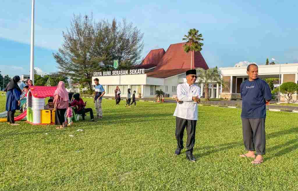 Ngabuburit ala Pj Bupati Apriyadi, Sapa Warga di Halaman Rumdin Ngabuburit ala Pj Bupati Apriyadi, Sapa Warga di Halaman Rumdin