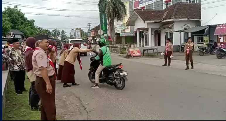 Ketua Kwarcab Apresiasi Kwarran Pringsewu dan Sukoharjo Berbagi Takjil Ketua Kwarcab Apresiasi Kwarran Pringsewu dan Sukoharjo Berbagi Takjil