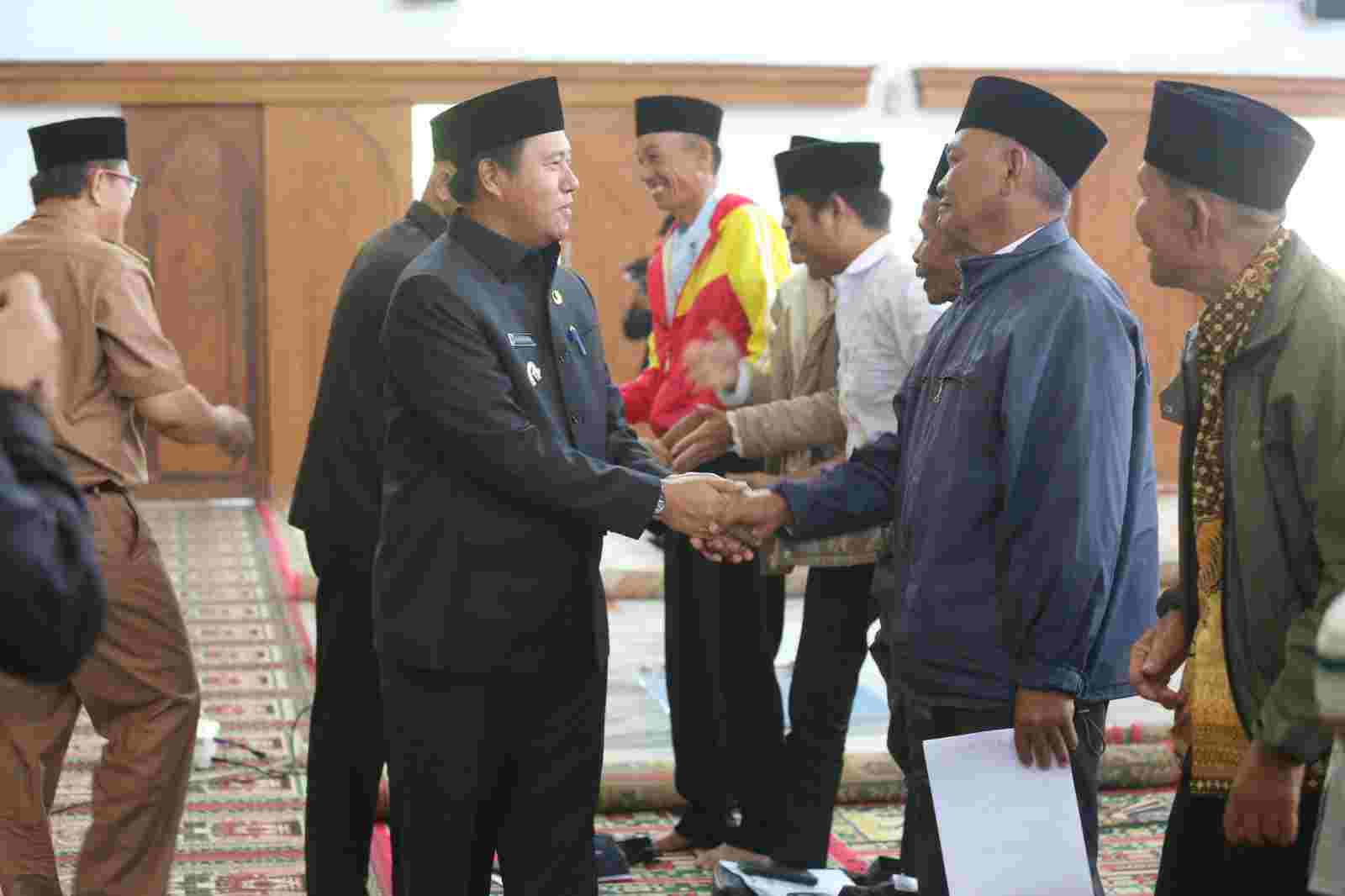 Pemkab Lambar Menggelar Manasik Umrah, Diikuti 90 Peserta Jama’ah dari 15 Kecamatan Pemkab Lambar Menggelar Manasik Umrah, Diikuti 90 Peserta Jama’ah dari 15 Kecamatan