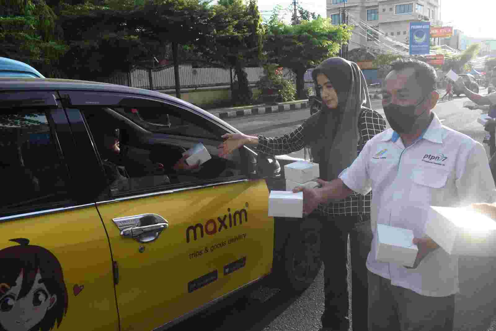 PWI Lampung – SPPN VII Bagi Takjil ke Masyarakat PWI Lampung – SPPN VII Bagi Takjil ke Masyarakat