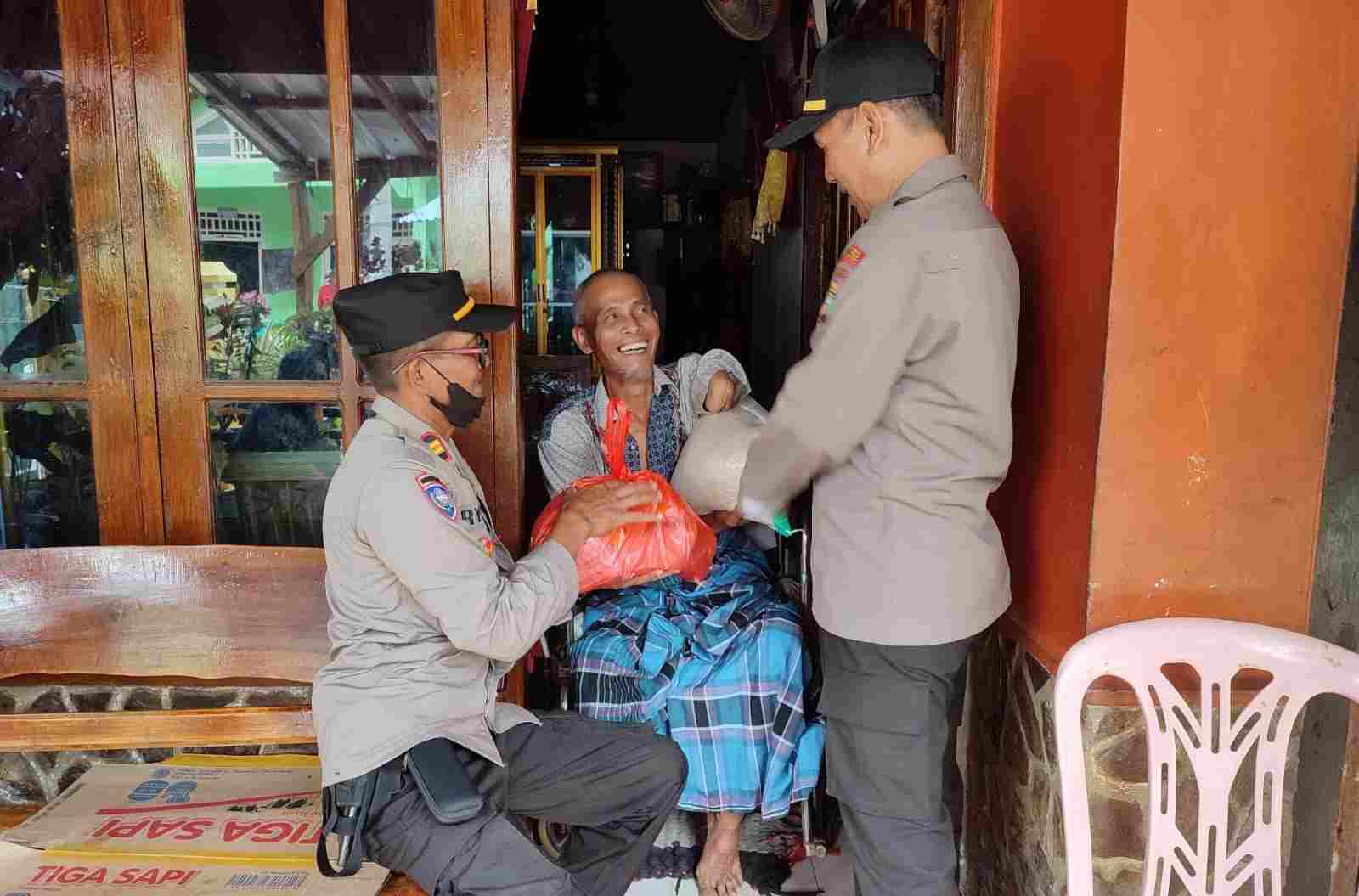 Polres Pesisir Barat Santuni Warga Disabilitas Polres Pesisir Barat Santuni Warga Disabilitas
