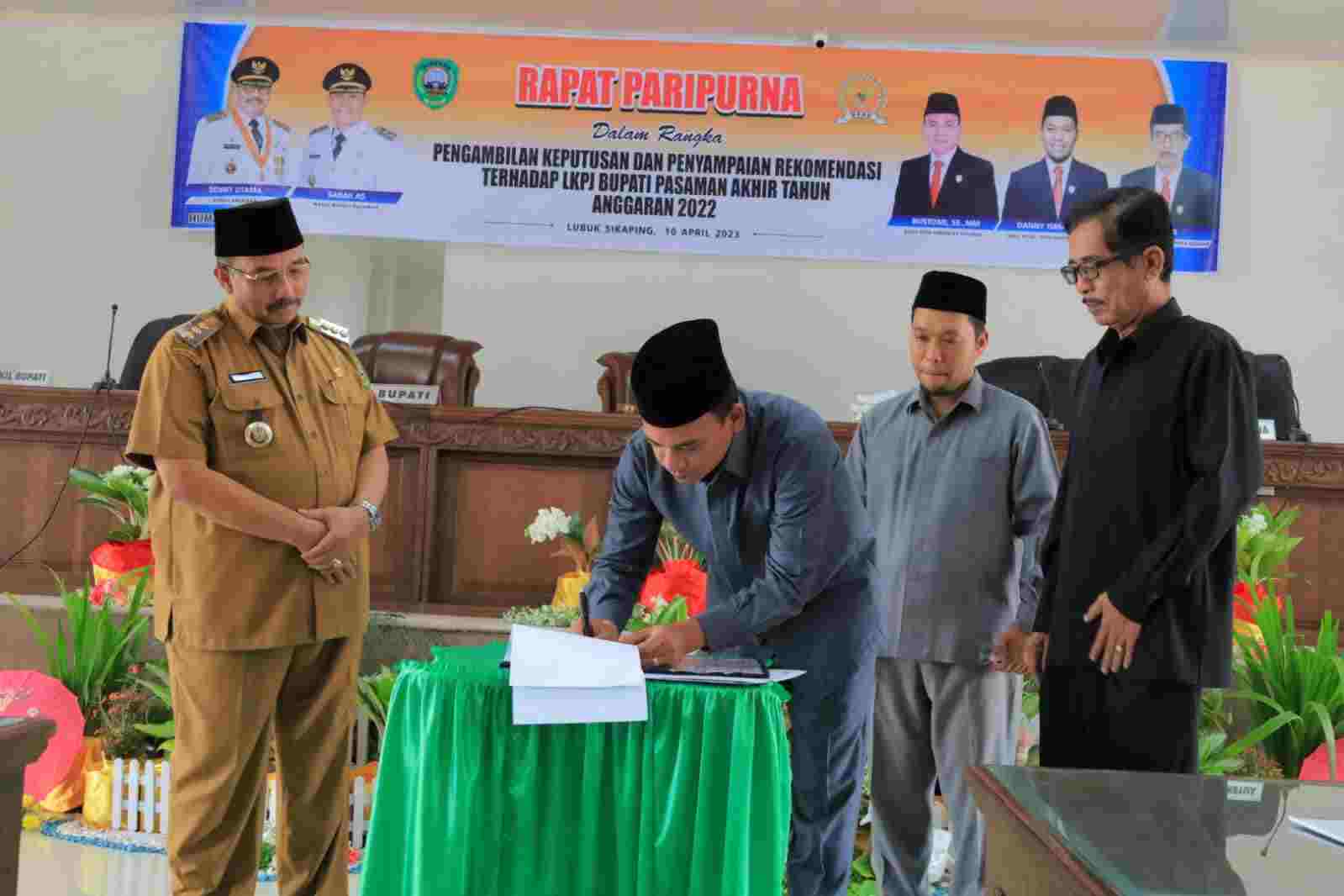 DPRD Pasaman Gelar Sidang Paripurna Keputusan Penyampaian LKPJ Bupati 2022 DPRD Pasaman Gelar Sidang Paripurna Keputusan Penyampaian LKPJ Bupati 2022