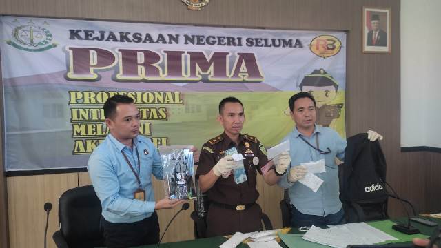 Hasil OTT Kejari Seluma, Oknum Kabid BKPSDM Ditetapkan Tersangka, 8 ASN Masih Saksi Hasil OTT Kejari Seluma, Oknum Kabid BKPSDM Ditetapkan Tersangka, 8 ASN Masih Saksi