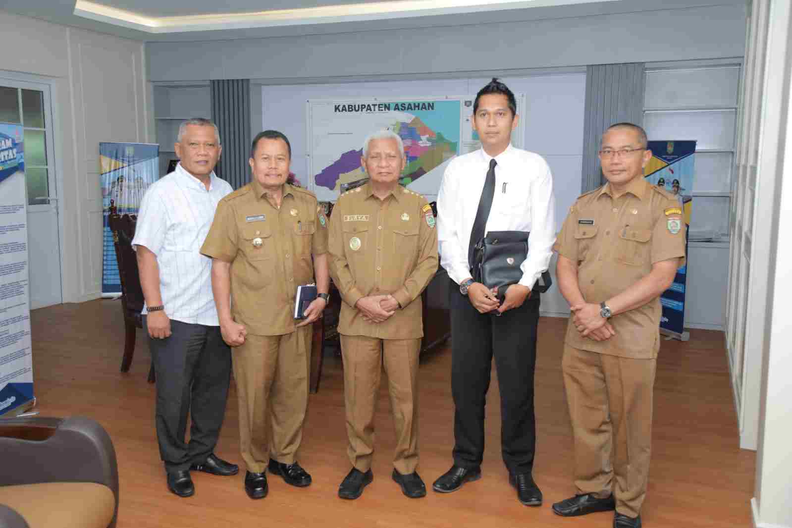 Bupati Surya Terima Audiensi GM Hotel Antariksa Kisaran Bupati Surya Terima Audiensi GM Hotel Antariksa Kisaran