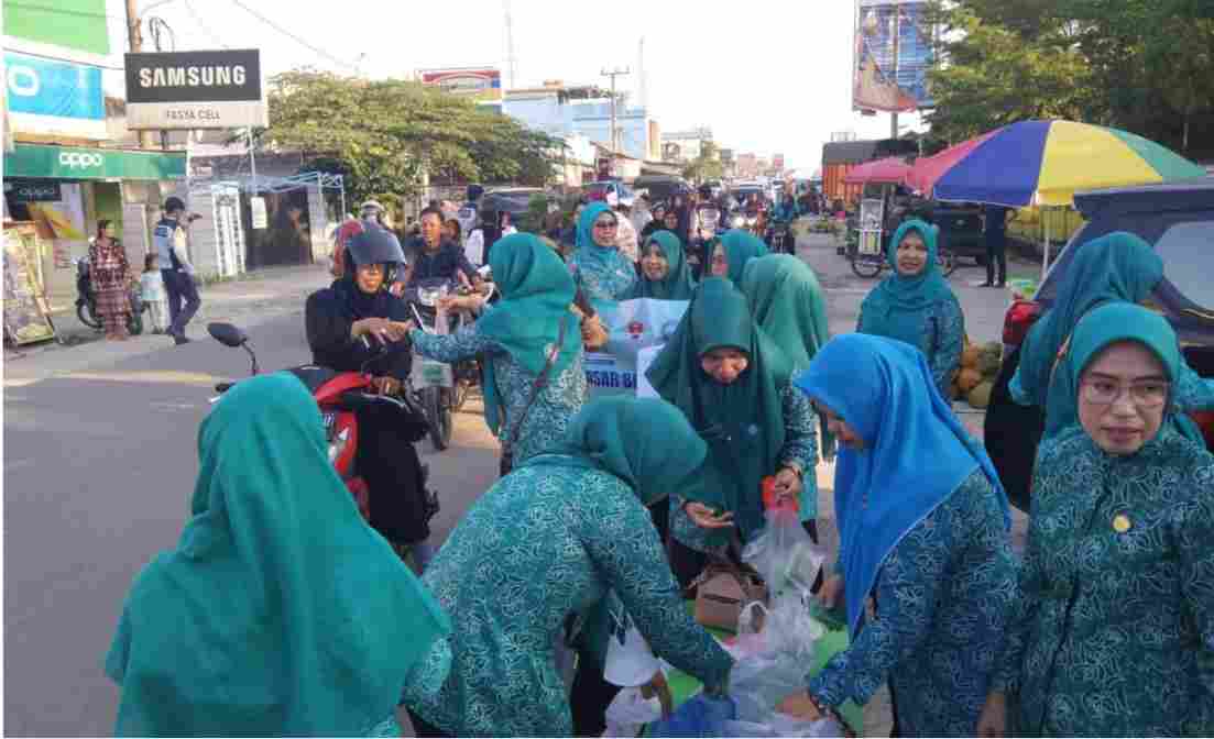 TP-PKK dan DWP Kabupaten Mesuji Bagikan Takjil Secara Gratis TP-PKK dan DWP Kabupaten Mesuji Bagikan Takjil Secara Gratis