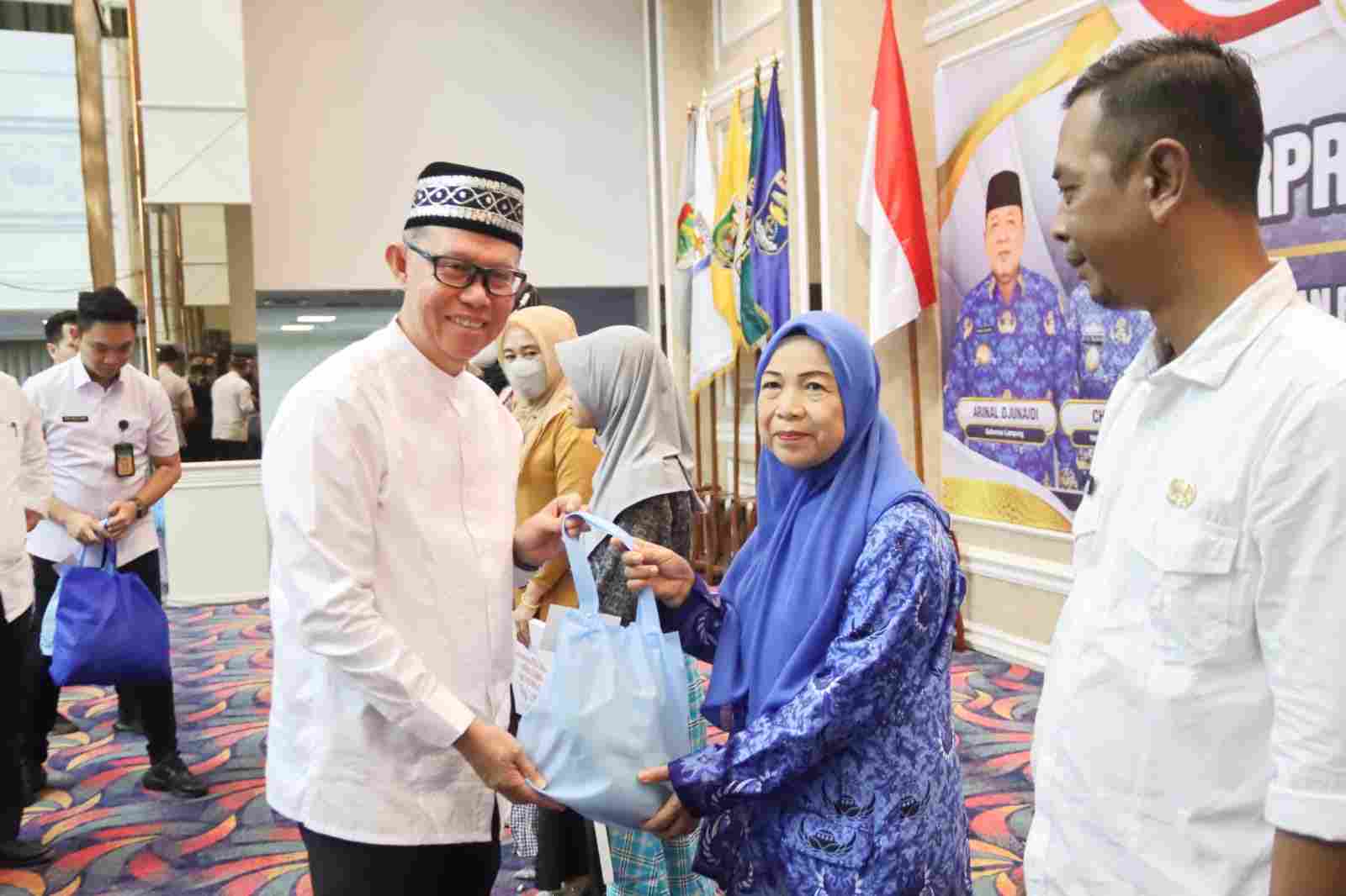 Dewan Pengurus Korpri Lampung Serahkan Bantuan dan Tali Asih Kepada Sejumlah ASN Purna Bakti Dewan Pengurus Korpri Lampung Serahkan Bantuan dan Tali Asih Kepada Sejumlah ASN Purna Bakti