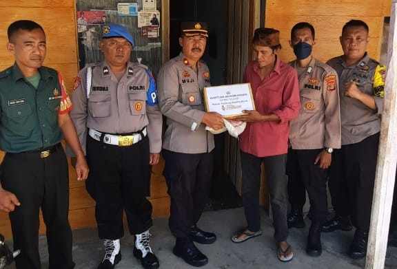 Peduli Sesama, Polsek TKB Bagikan Paket Sembako Bagi Masyarakat Yang Membutuhkan Peduli Sesama, Polsek TKB Bagikan Paket Sembako Bagi Masyarakat Yang Membutuhkan