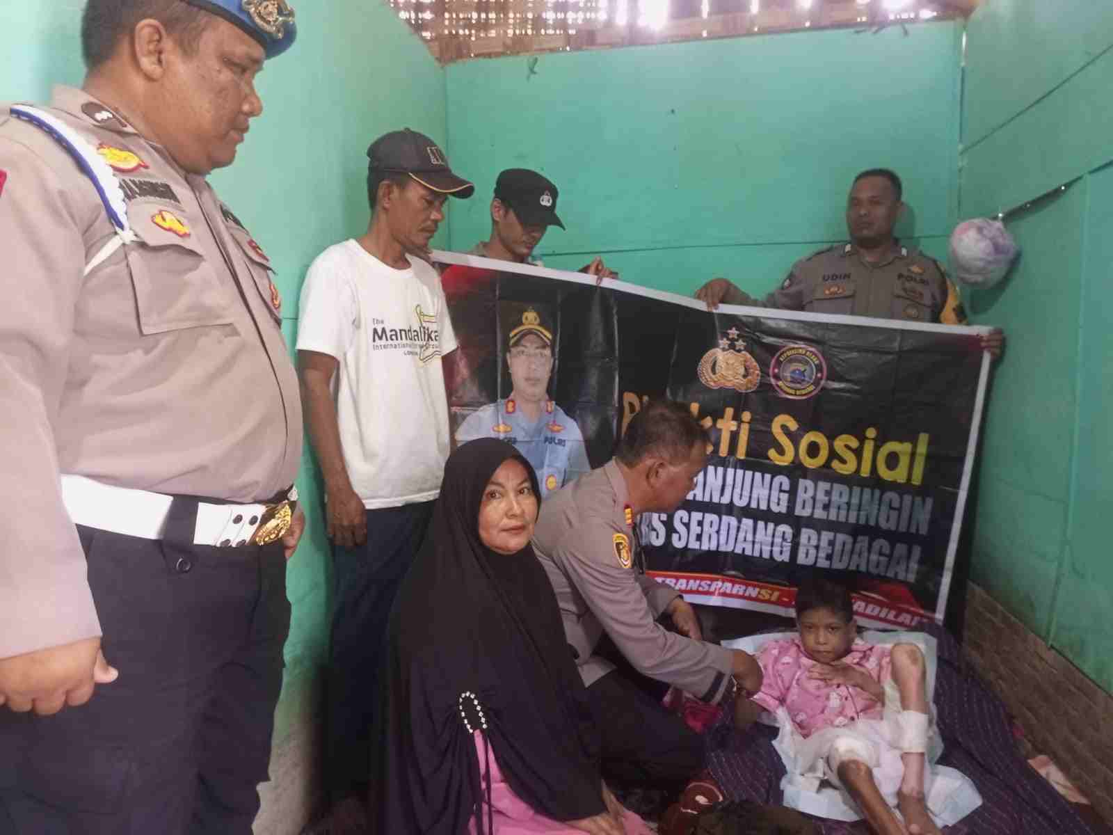 Polsek Tanjung Beringin Berikan Sembako Warga Sedang Sakit di Giat Safari Ramadhan Polsek Tanjung Beringin Berikan Sembako Warga Sedang Sakit di Giat Safari Ramadhan