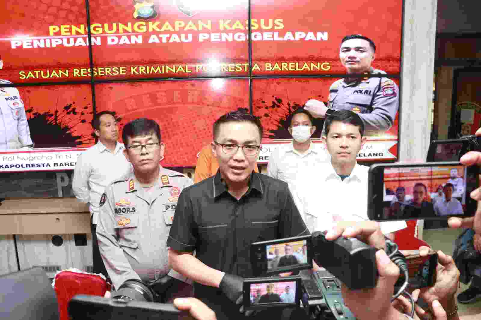 Kasat Reskrim Barelang Gelar Konferensi Pers, Penipuan dan Penggelapan Modus Calo Tenaga Kerja Kasat Reskrim Barelang Gelar Konferensi Pers, Penipuan dan Penggelapan Modus Calo Tenaga Kerja