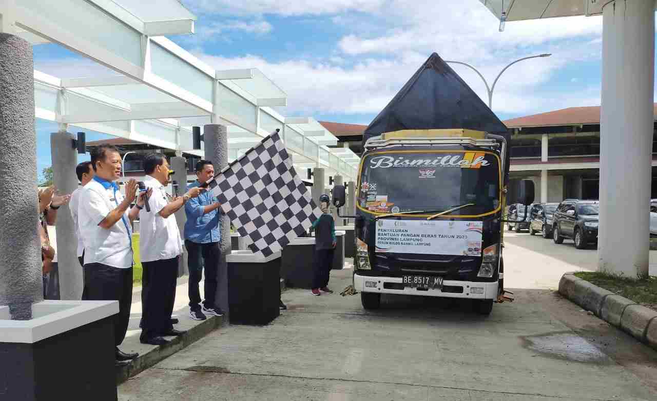 19.429 KPM Terima Bantuan Bahan Pangan 19.429 KPM Terima Bantuan Bahan Pangan