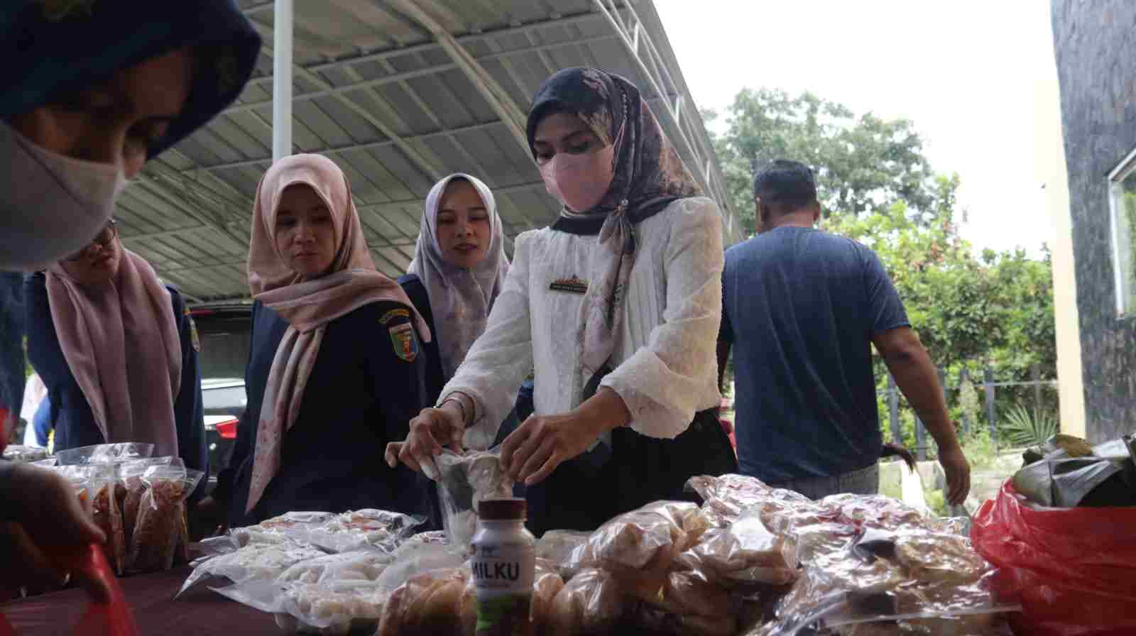 Senen Mustakim Buka Acara Pembagian Paket Sembako Kepada Perwakilan Seluruh Perangkat Daerah Senen Mustakim Buka Acara Pembagian Paket Sembako Kepada Perwakilan Seluruh Perangkat Daerah