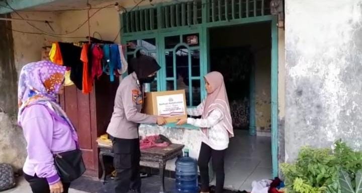 Wujudkan Polri Hadir Bantu Masyarakat, Polsek Sukarame Bagikan Sembako Wujudkan Polri Hadir Bantu Masyarakat, Polsek Sukarame Bagikan Sembako