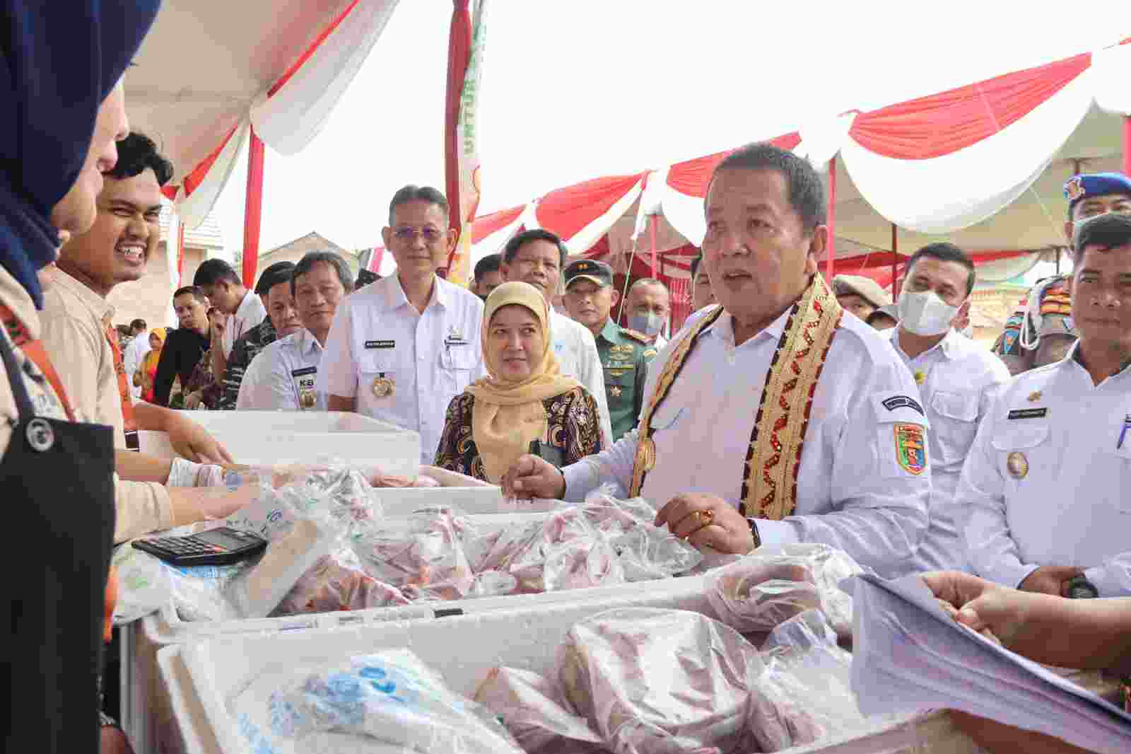 Gubernur Arinal Melaunching Penyaluran Bantuan Pangan di Kabupaten Pringsewu Gubernur Arinal Melaunching Penyaluran Bantuan Pangan di Kabupaten Pringsewu