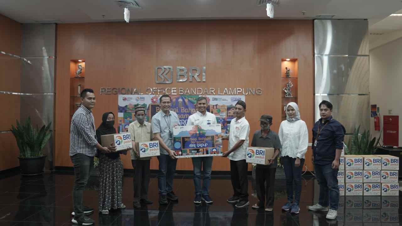 BRI Regional Office Bandar Lampung bersama BRI Group, Berbagi Paket Sembako Untuk Masyarakat Sekitar BRI Regional Office Bandar Lampung bersama BRI Group, Berbagi Paket Sembako Untuk Masyarakat Sekitar