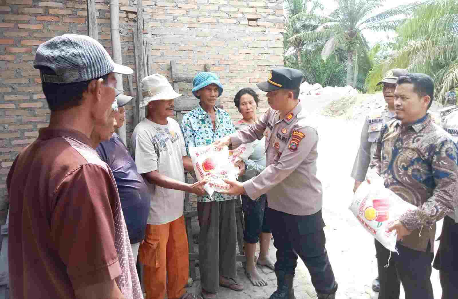Kapolsek Firdaus Berikan Bansos Warga Kurang Mampu Kapolsek Firdaus Berikan Bansos Warga Kurang Mampu